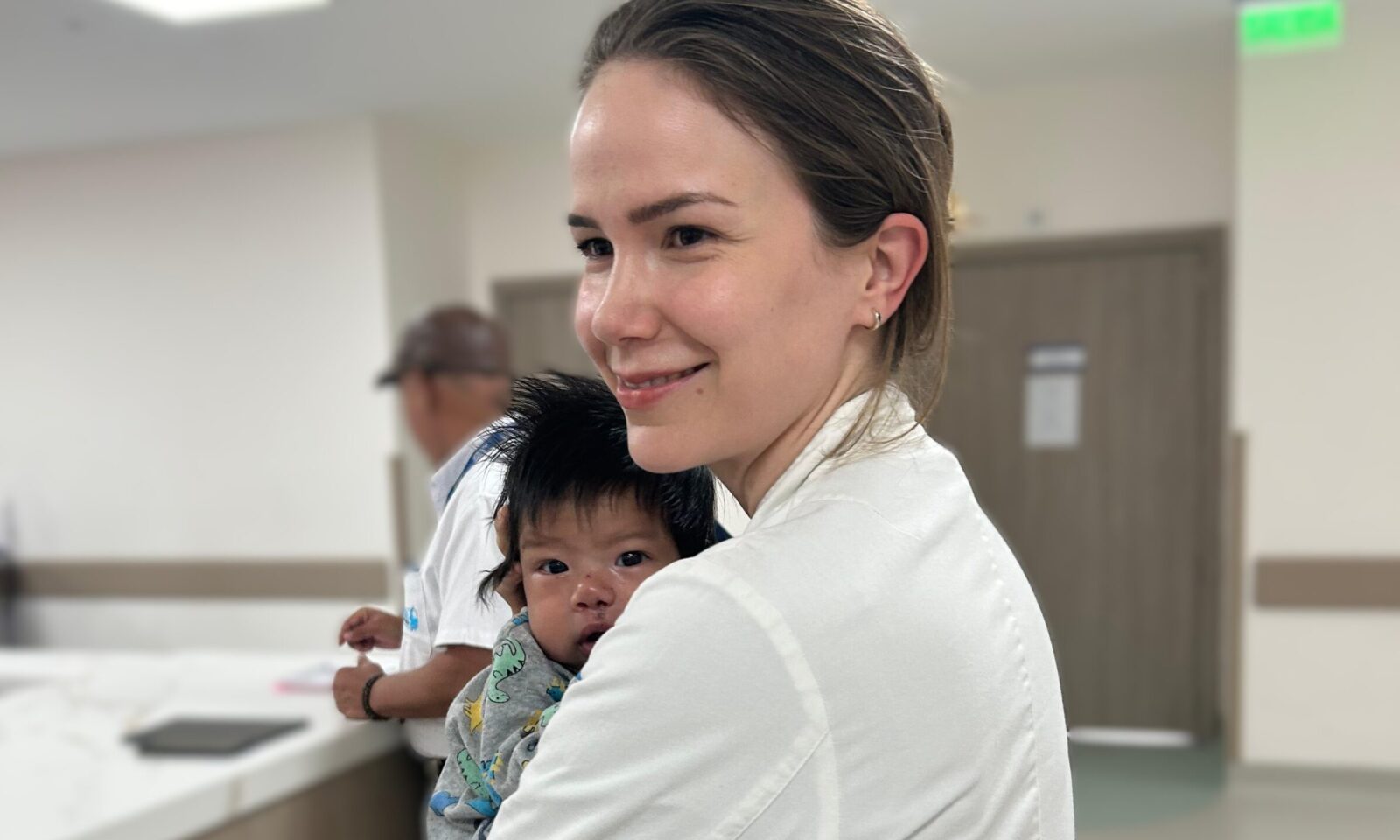 Dr. Lorencin s malim pacijentom u Ekvadoru u sklopu svog rada u organizaciji Global Smile Foundation