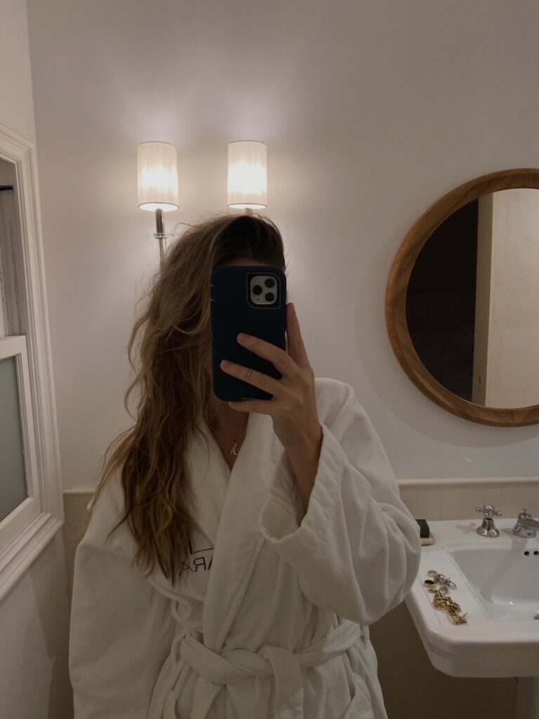 Žena se fotografira u ogledalu