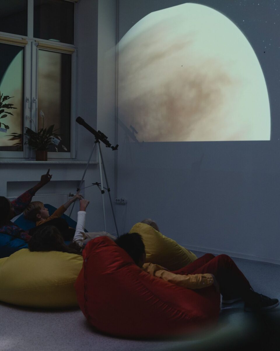 Mogu li projektori zvjezdanog neba za dječju sobu doista stvoriti opuštajuću atmosferu?