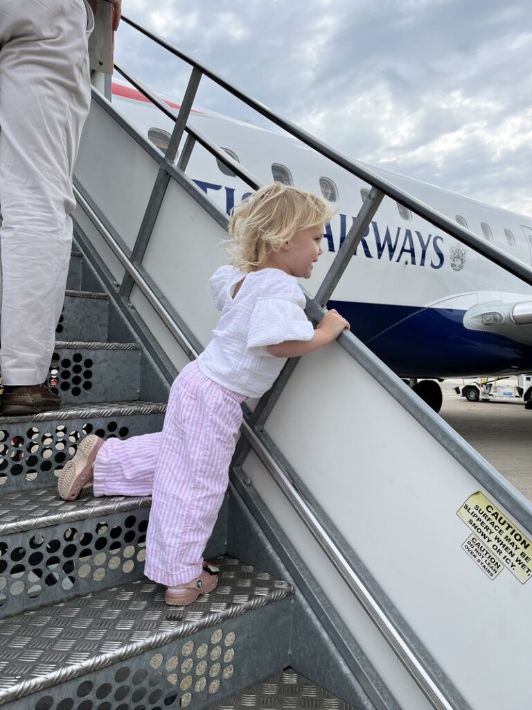 Dijete ulazi u avion