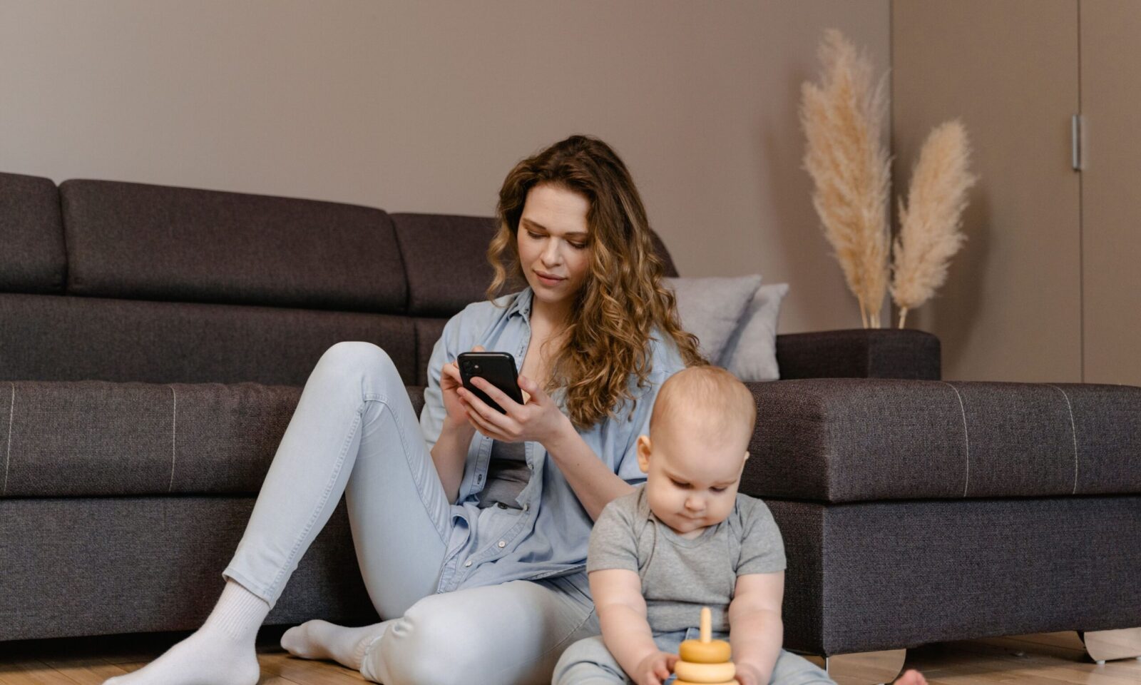 Kako roditeljske navike na mobitelu utječu na djecu? Novo istraživanje donosi odgovore
