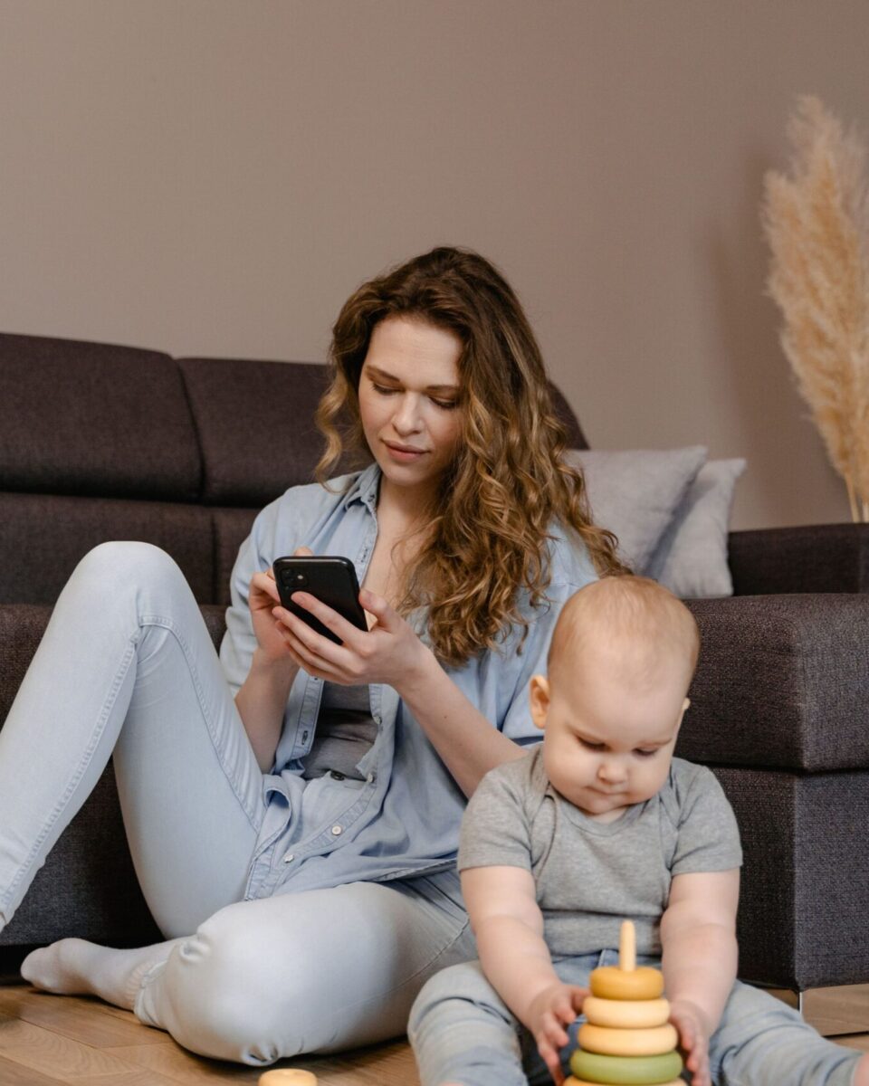 Kako roditeljske navike na mobitelu utječu na djecu? Novo istraživanje donosi odgovore