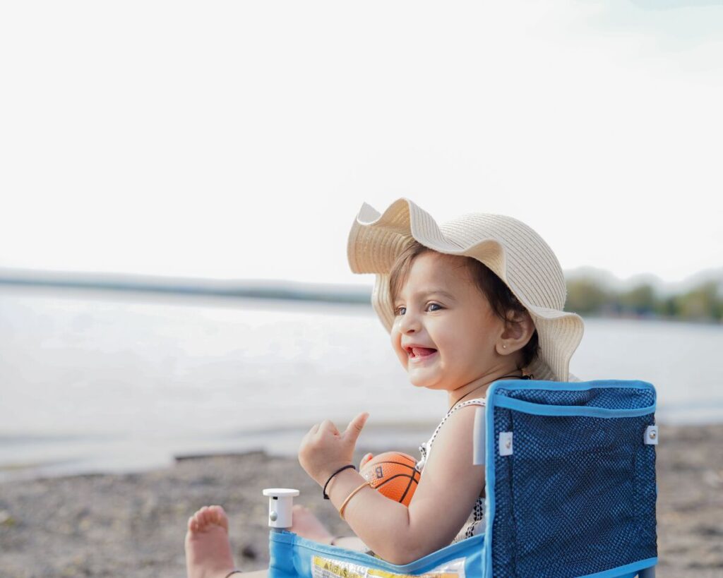 Dijete sjedi u stolici na plaži