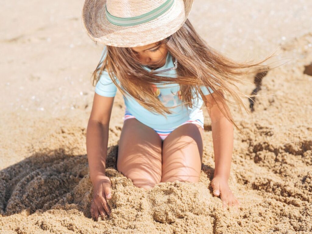 Djevojčica se igra na plaži