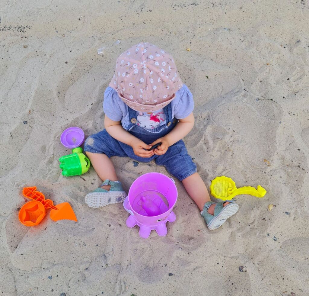 Dijete se igra na plaži
