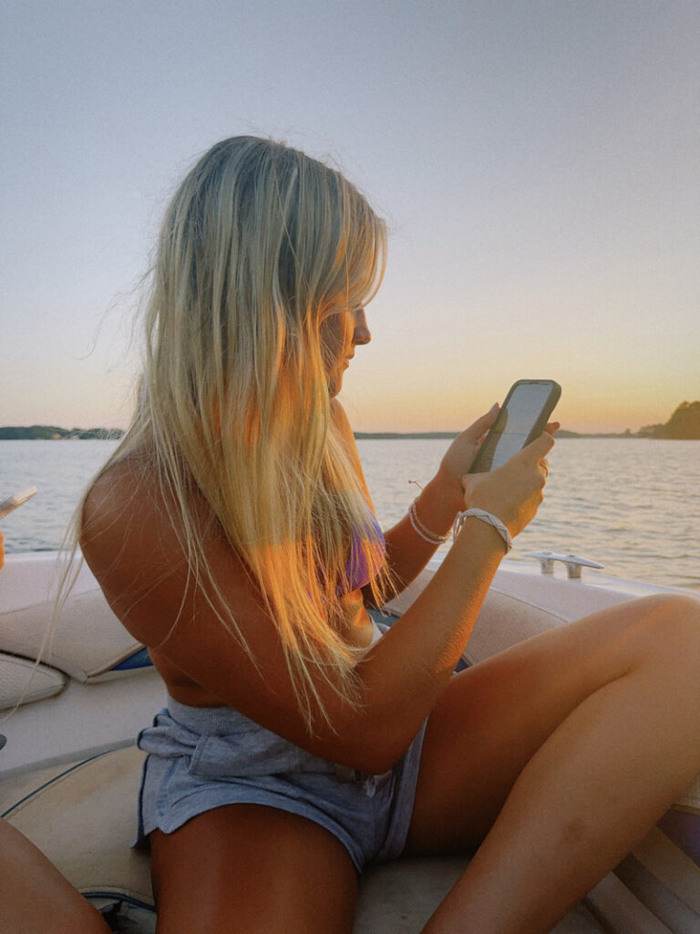 Tinejdžerica koristi umjetnu inteligenciju
