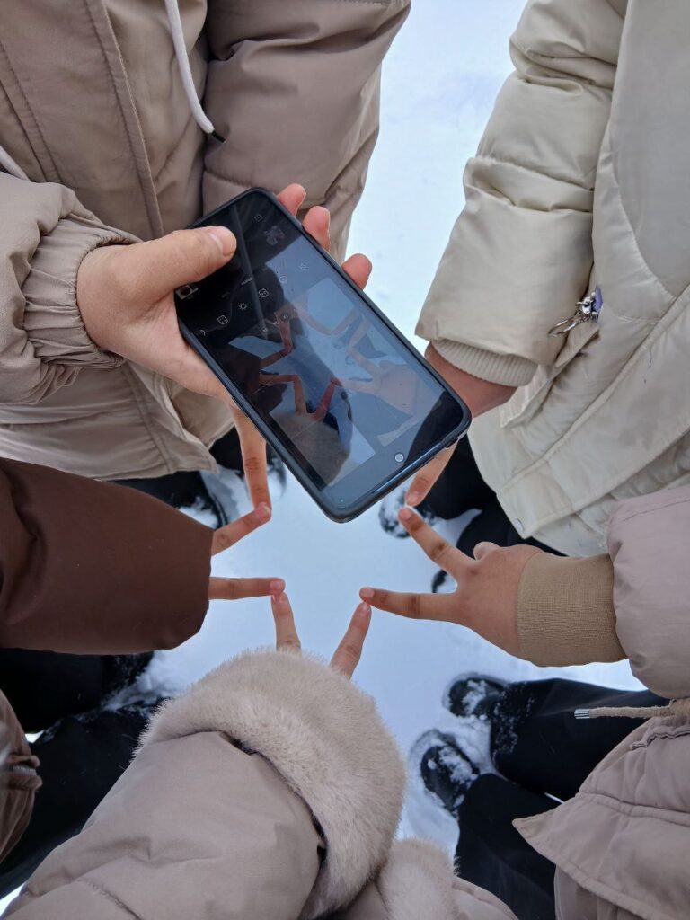 Tinejdžerice se fotografiraju
