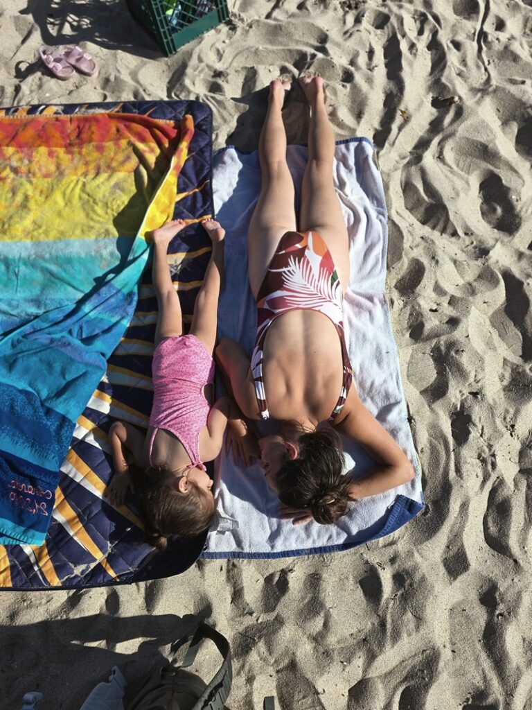 Majka i kći na plaži