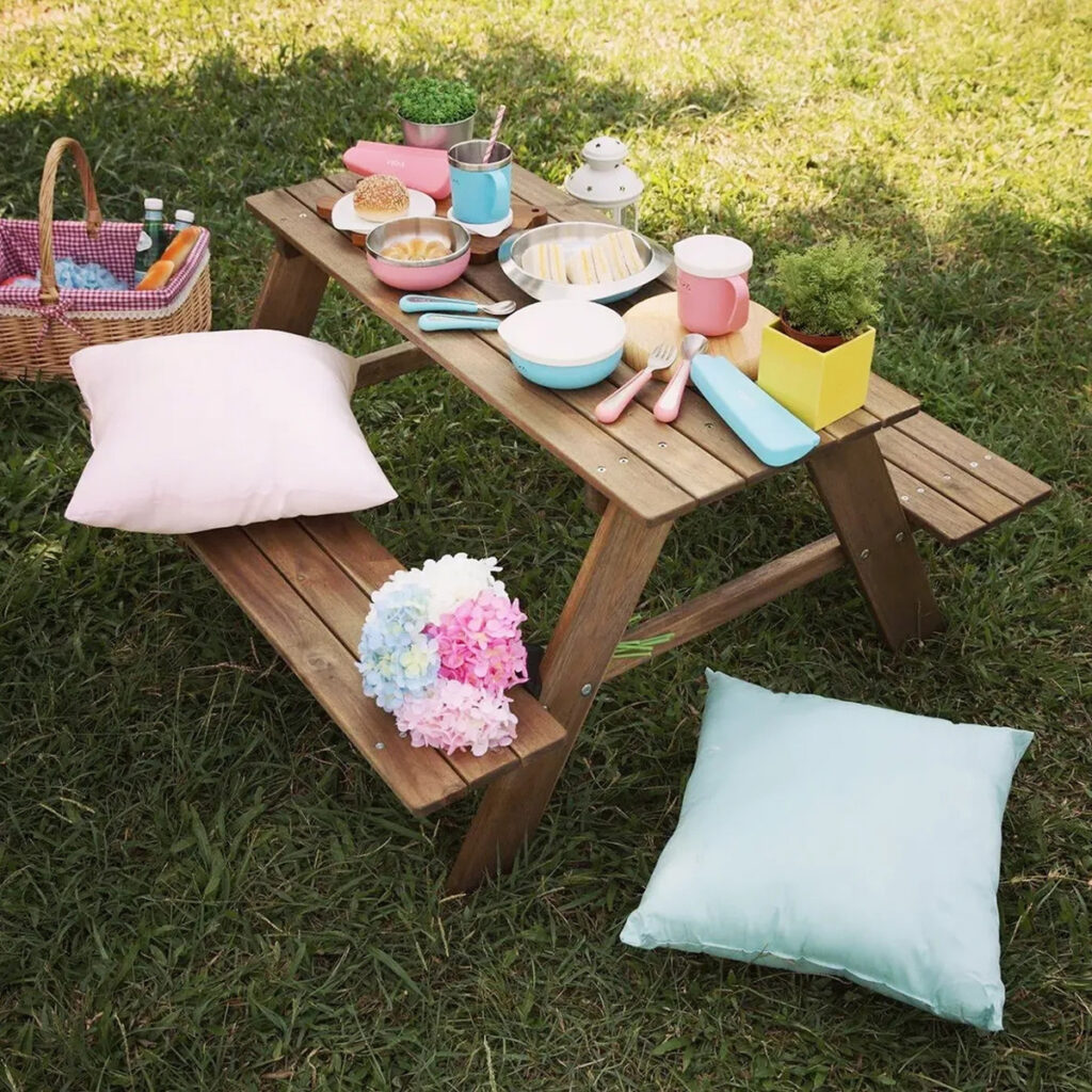 Piknik-stol na otvorenom postavljen VIIDA dječjim posuđem u pastelnim bojama