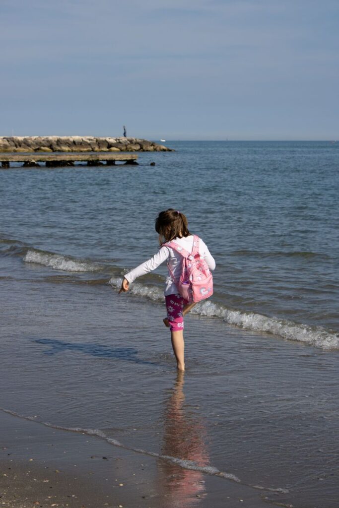 Djevojčica s ruksakom na plaži