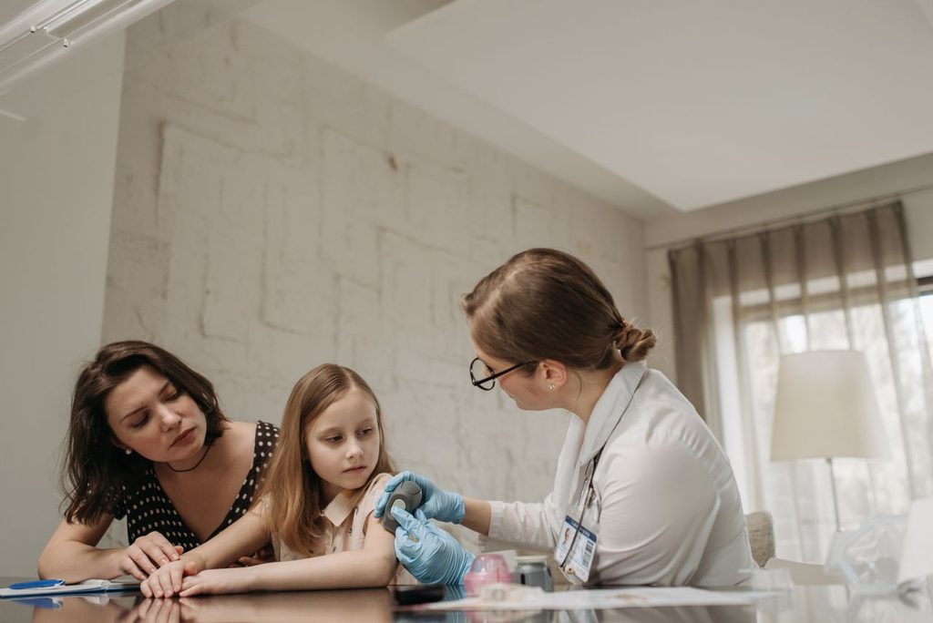 Majka i dijete kod dermatologa