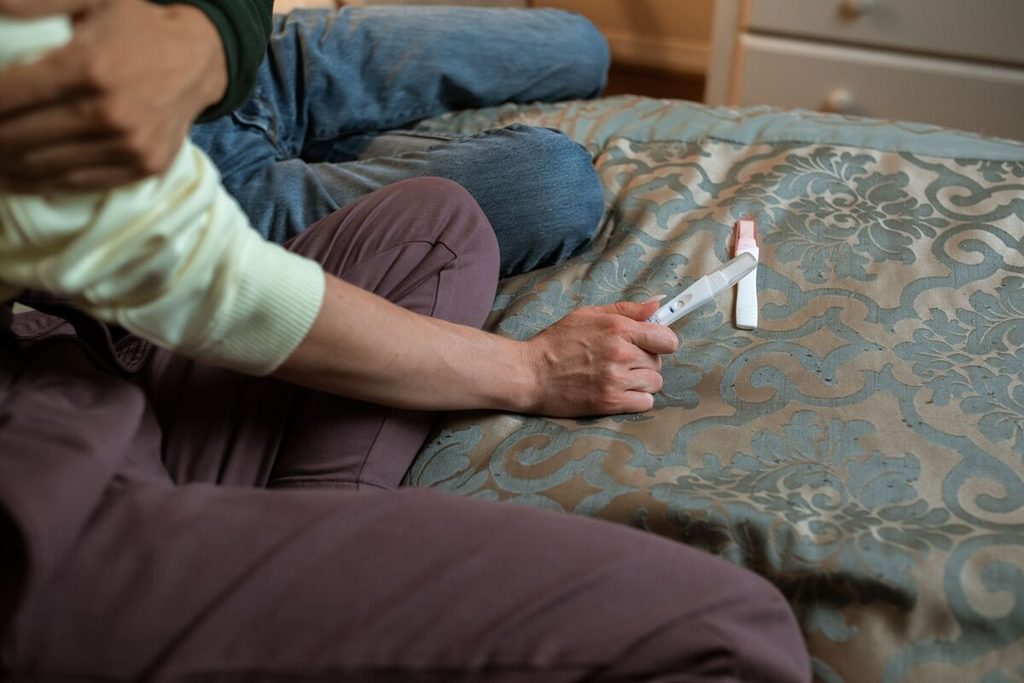 Partneri razgovaraju o trudnoći na krevetu